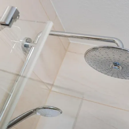 Reetdachhaus Am Haff Mit Sauna, Terrasse Und Wlan 度假居