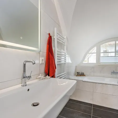 度假居 Reetdachhaus Am Haff Mit Sauna, Terrasse Und Wlan